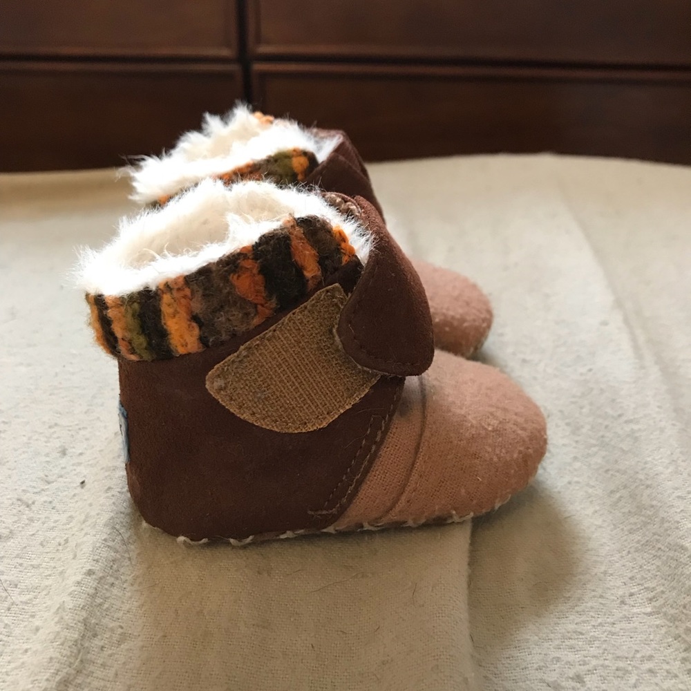 TOMS 0-3 month size camo baby shoes